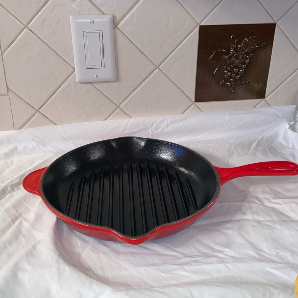 Like new  Le Creuset Grill Skillet double spout Cast Iron Round pan red …